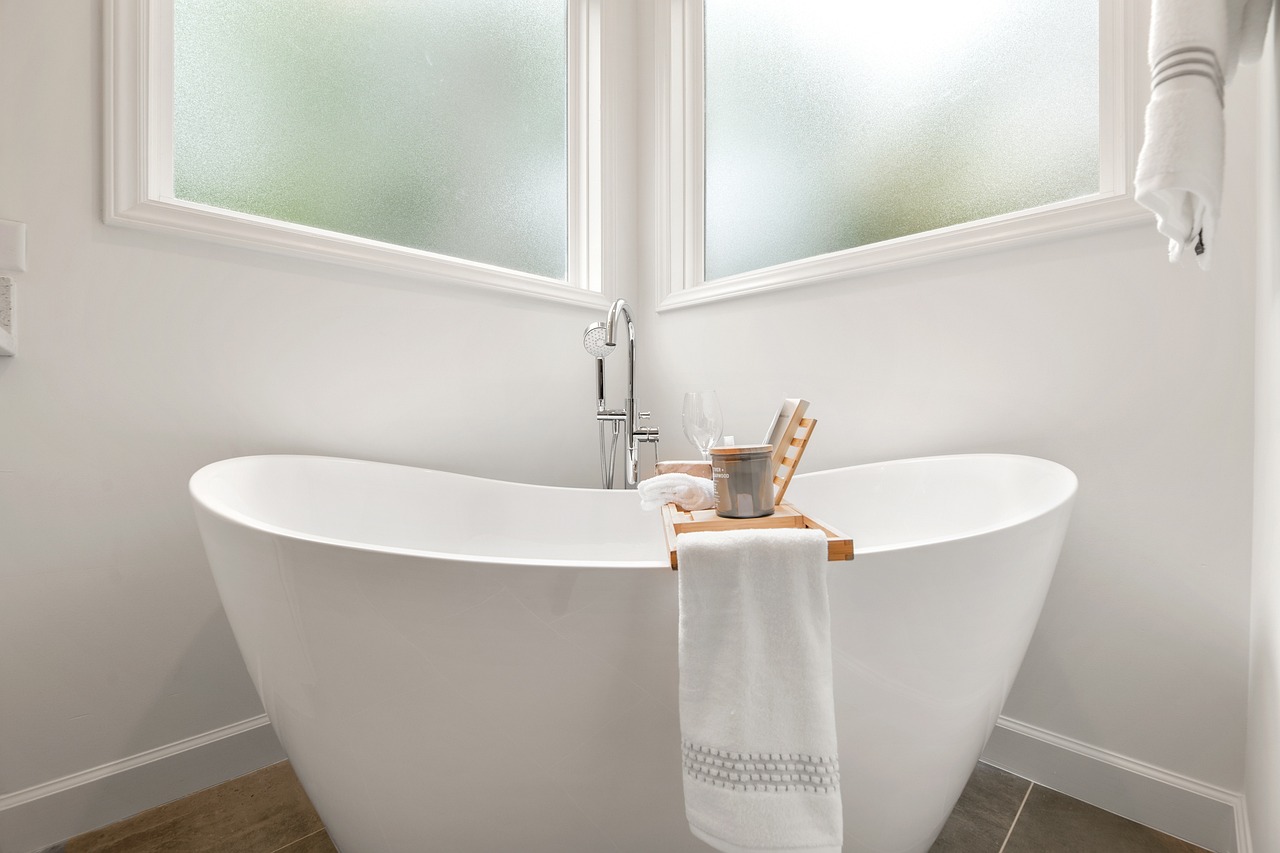 How to Design a Small Bathroom to Maximize Storage and Functionality